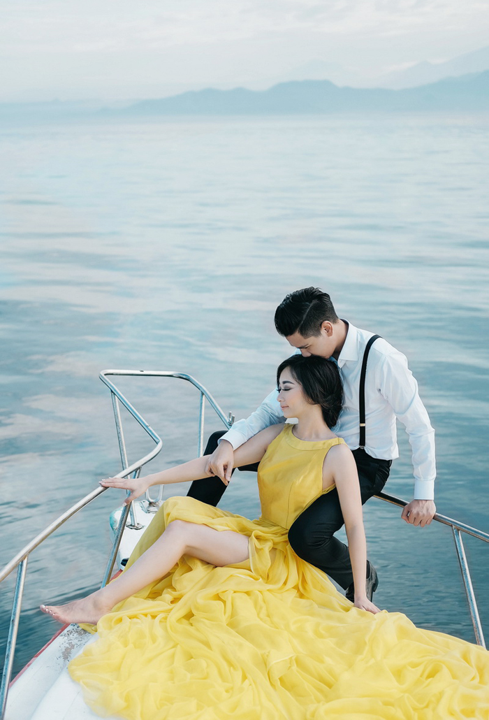 This utterly romantic boat prewedding photo is dressed to impress! 