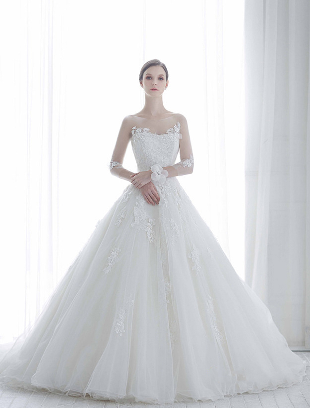 This timeless elegant wedding dress from Monica Blanche proves that simple is beautiful!