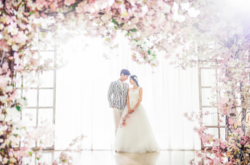 This secret garden pre-wedding portrait is complete with the most dream-worthy blooms!