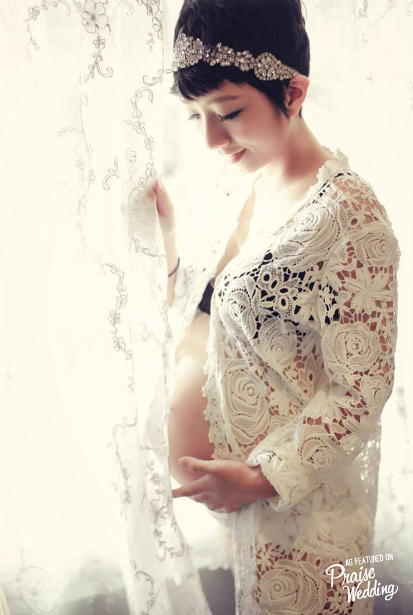 Vintage-inspired lacey romantic maternity session