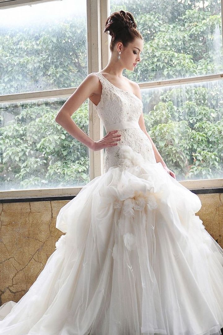 Saison Blanche modern stylish one-shoulder wedding gown