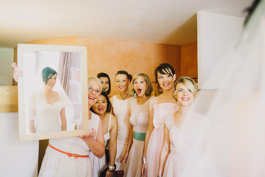 First look for the girls! Creative and sweet wedding photo idea!