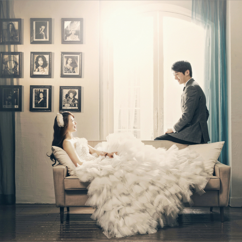 Classic vintage-inspired pre-wedding session