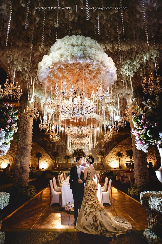 We cannot stop gazing at this elegant & classic gold-inspired wedding photo! Glam!