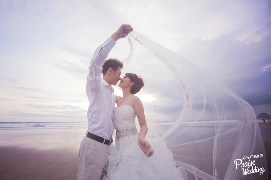 Beach + love + sweeping veil = Pure Perfection!