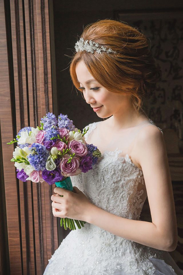 We are in love with this unique, romantic purple x blue bridal bouquet!