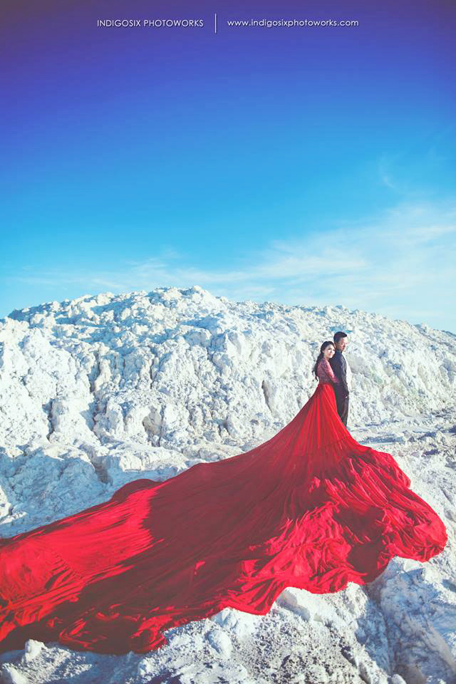 Winter excellence! This destination pre-wedding session is breathtakingly gorgeous!
