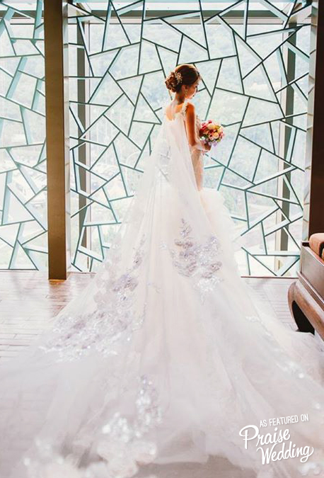 This dreamy bridal portrait speaks modern elegance!