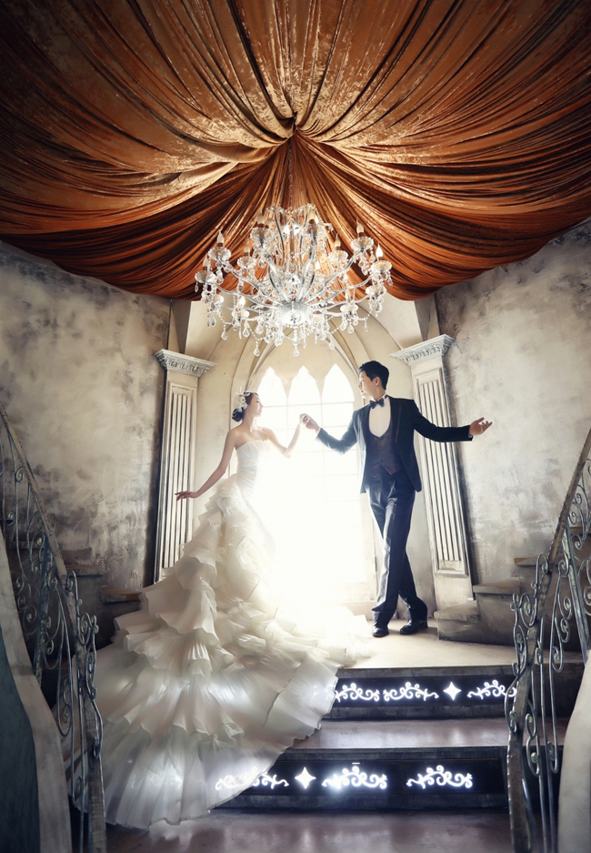 We are awestruck with the level of elegance and romance in this prewedding session!