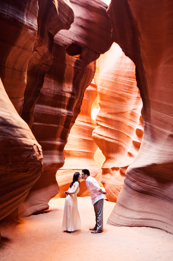 This desert prewedding session so stunning that it's taking our breath away! 