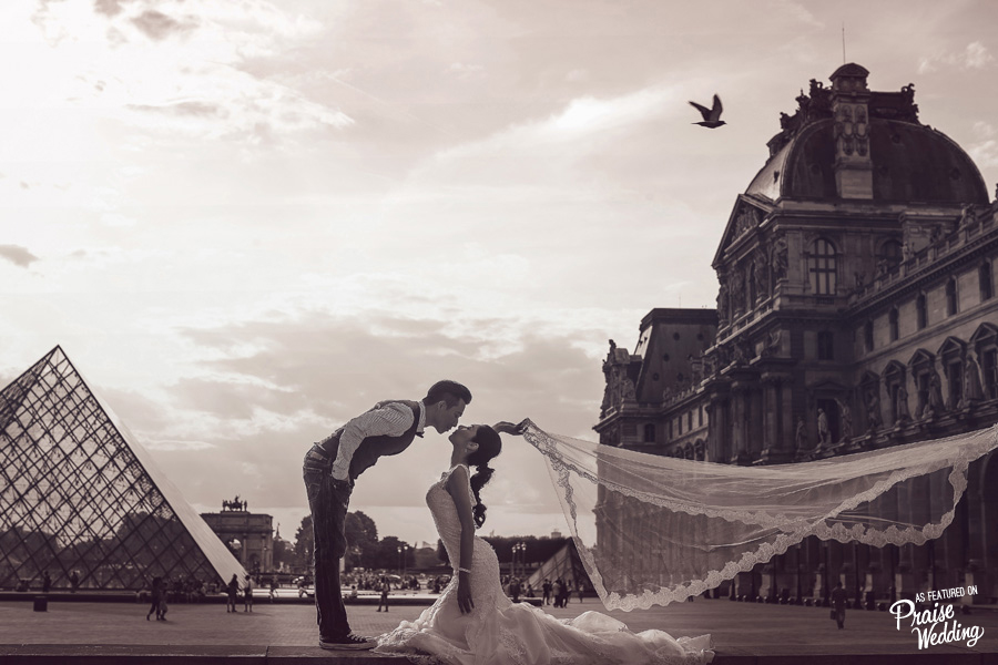 This pre-wedding photo is a piece of art! 