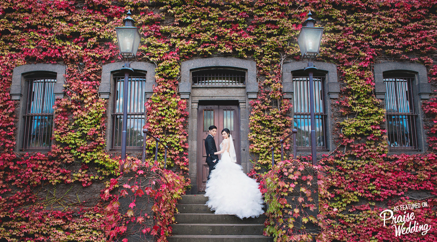 This wedding photo is bursting with natural colors with a seriously stylish couple!