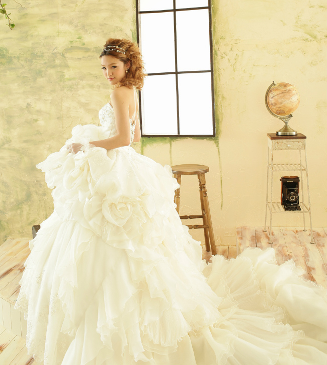 This fluffy Japanese floral white gown is so dreamy!