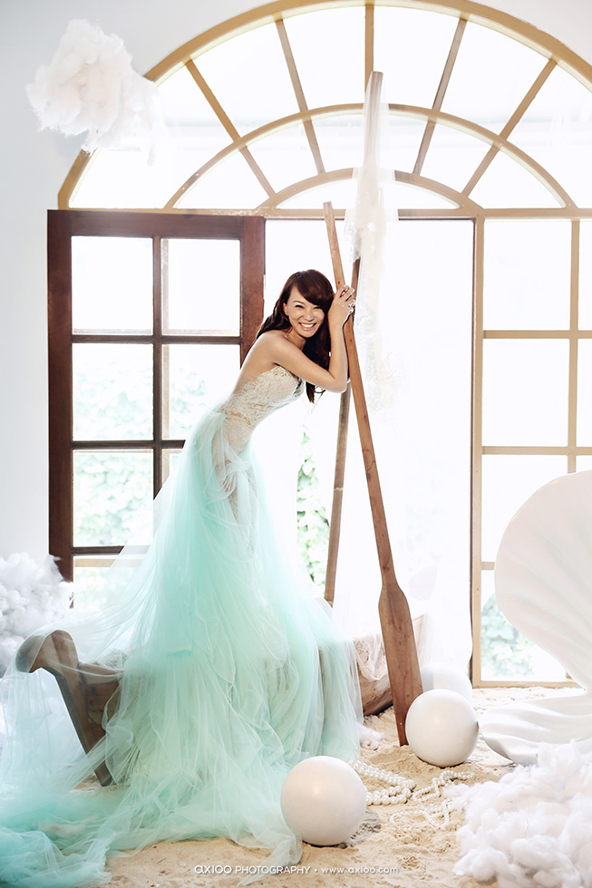 Drooling over this dreamy mint x white gown! Oh so romantic!