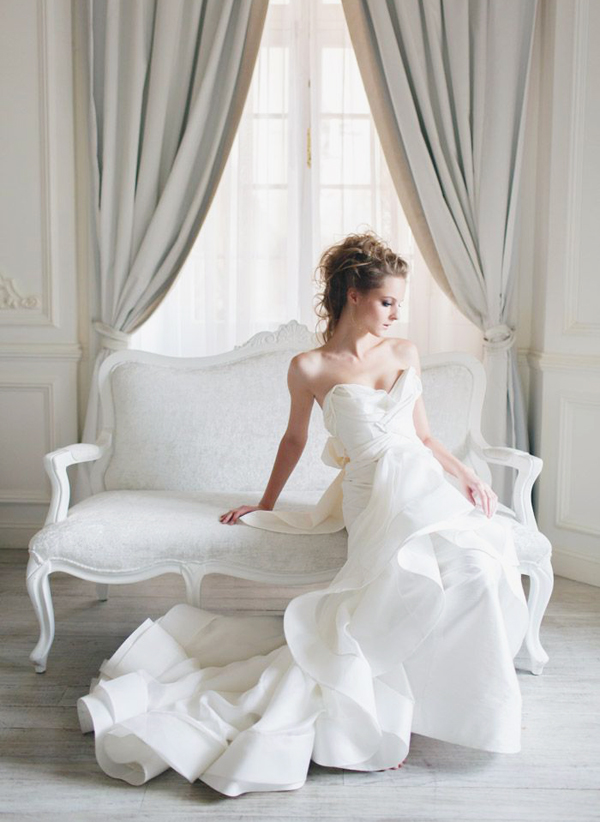 This modern bridal gown by Vivian Luk Atelier is so stylish and chic!