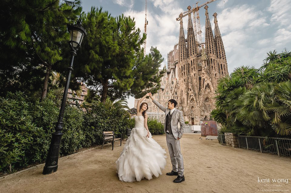 This Barcelona pre-wedding session is full of romantic charm!