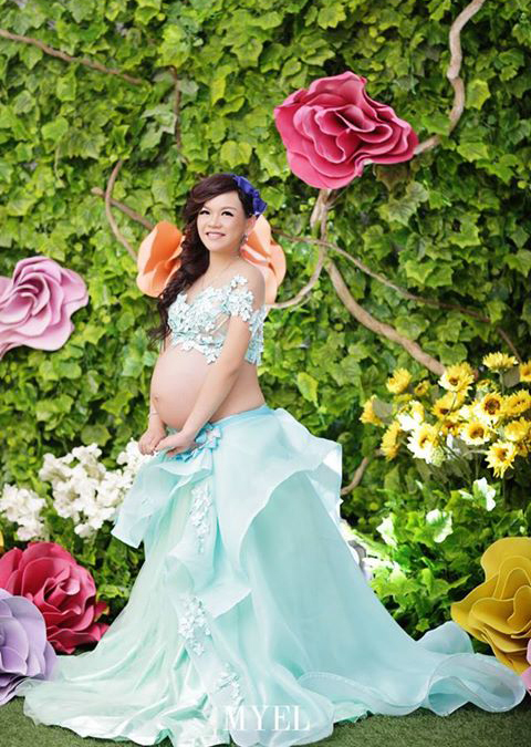 This maternity photo is blooming with joy and makes our heart sing