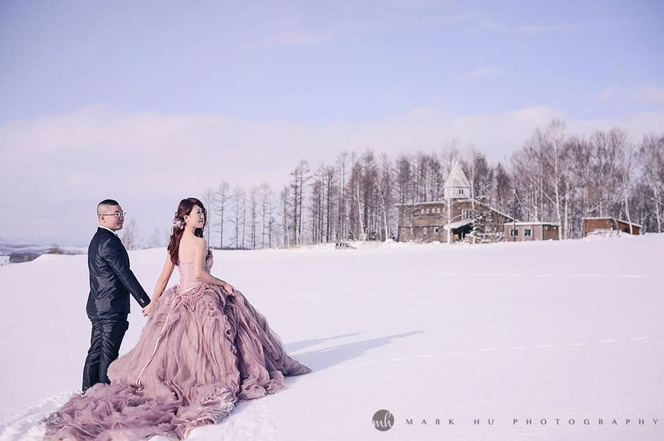 This Hokkaido snow prewedding session (and the Bride's purple ruffled gown) is oh so romantic!  