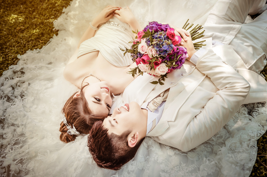 We love how the bouquet adds a pop of color to this beautiful prewedding photo!