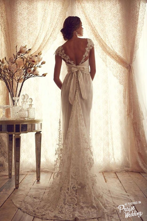 The vintage-meets-elegance back design of this Anna Campbell gown is taking our breath away!