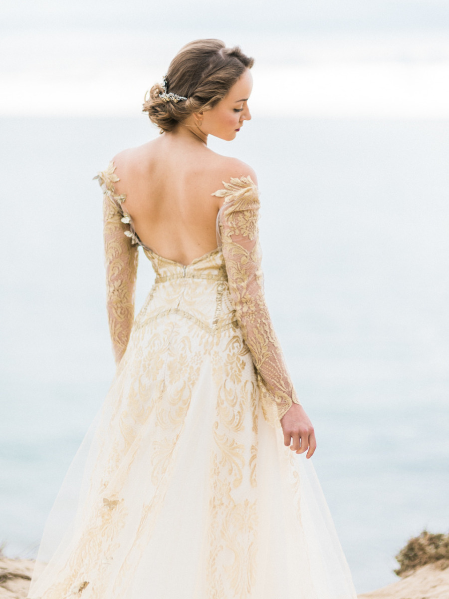 This Bride looks like an angel wrapped in golden feathers!