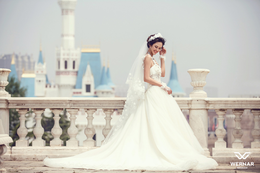 Loving this simple, graceful bridal look and the fairytale-like backdrop!