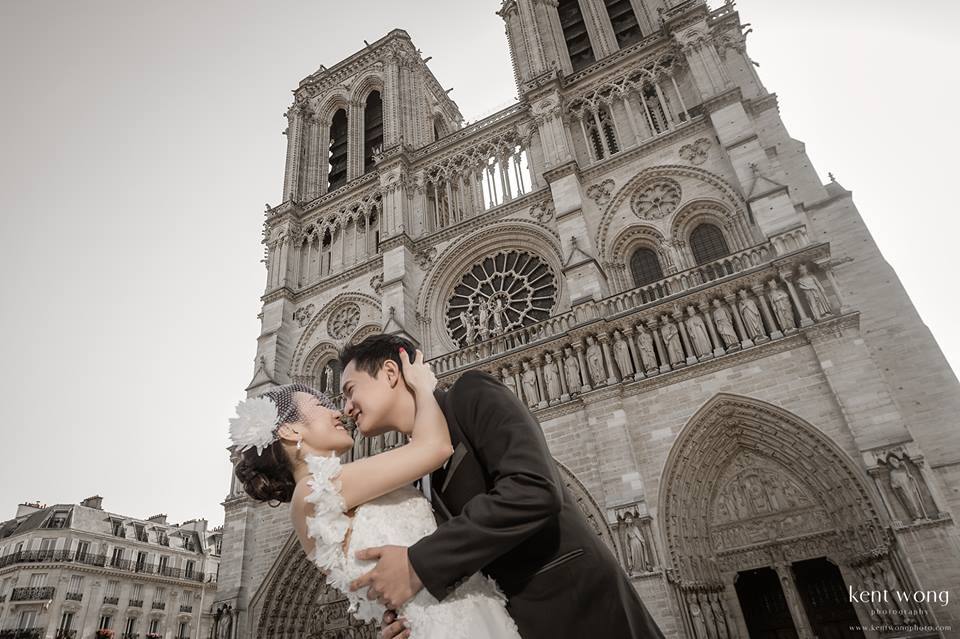 Pure joy with a breathtaking backdrop, this wedding photo is taking our hearts to Europe!
