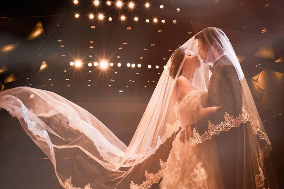Swooning over this timeless classic bridal look (and oh-so-romantic wedding moment)!
