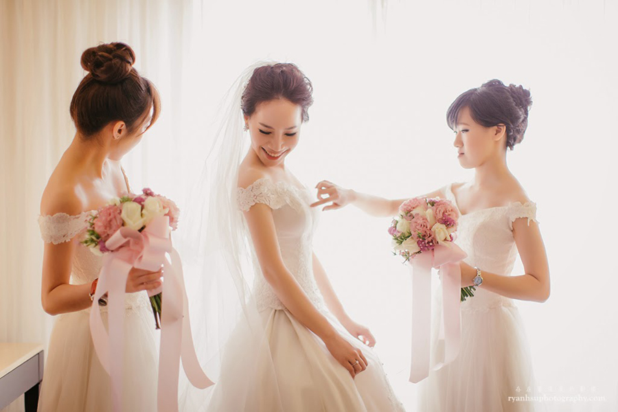 A beautiful sister heart-to-heart moment! Every Bride needs a photo like this with her besties!