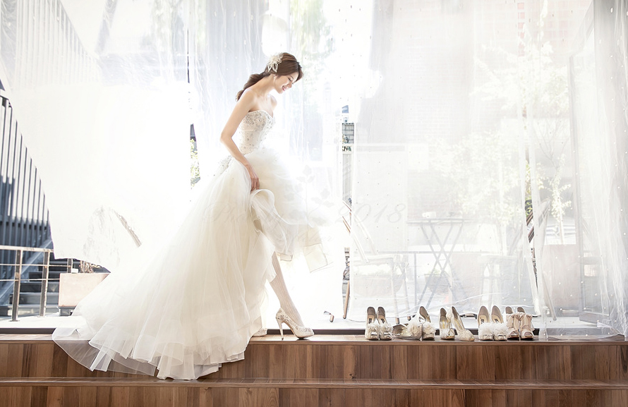 Finding that perfect pair! Elegant and chic bridal portrait idea!