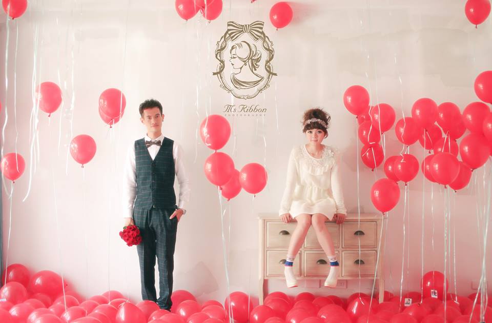 Love is in the air! This red balloon-filled engagement session is so lovely!