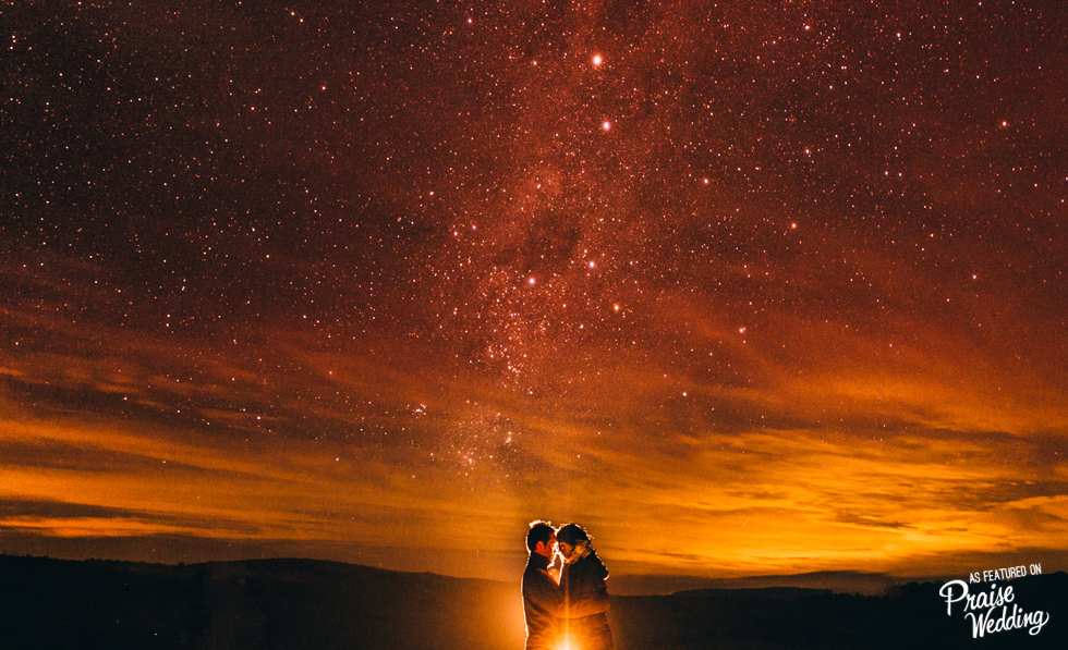 This magical starry night scene is giving us goosebumps! Oh so romantic!