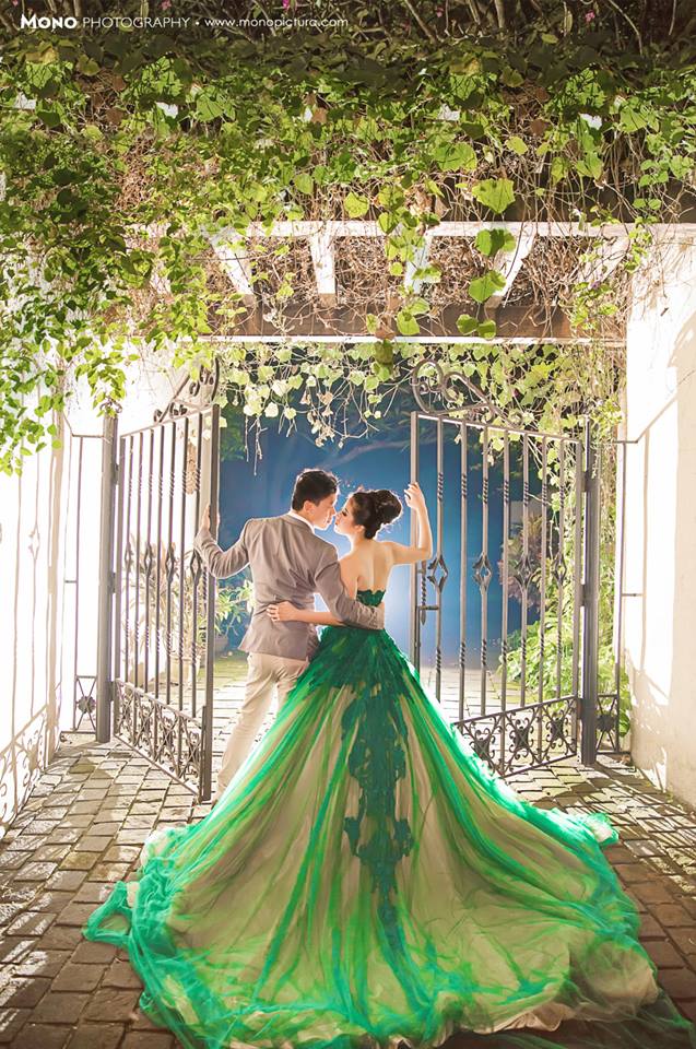 This pre-wedding photo inspired by the lush gardens will captivate your heart! 