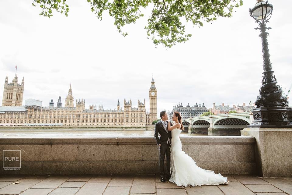 A stylish modern wedding photo taken by River Thames!