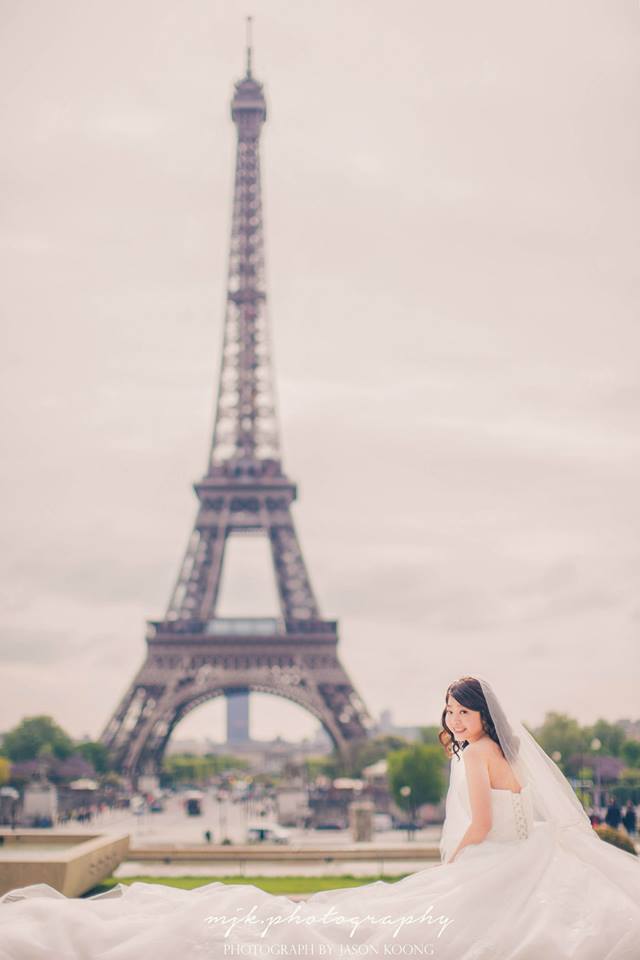 Such a lovely Paris bridal portrait! 