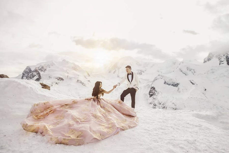 This pre-wedding session in the snow is absolutely stunning!
