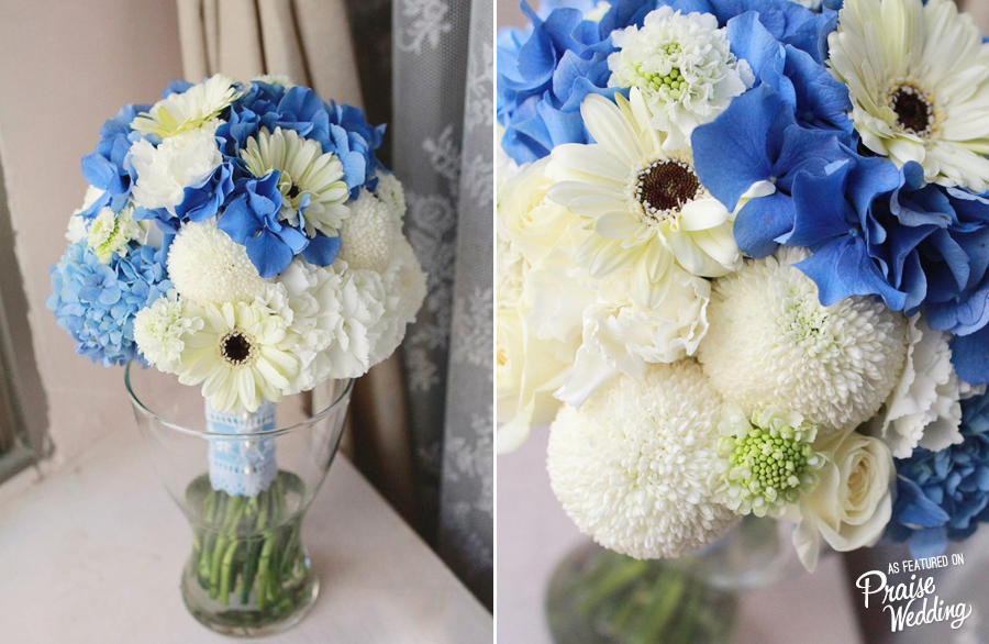 This adorable blue x white bridal bouquet is taking our hearts to the beach! 