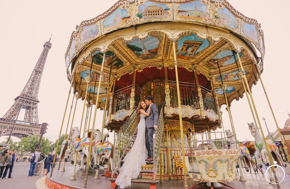 Wow! What's more magical than having your prewedding photo taken by the merry-go-round in Paris?