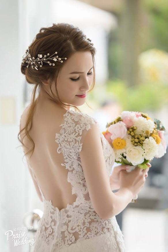 When a charming laced gown meets a sweet feminine bouquet, the result is absolute gorgeousness!  