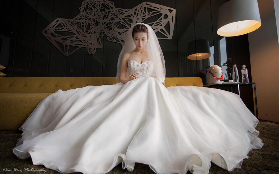 Simply beautiful bridal look overflowing with romance