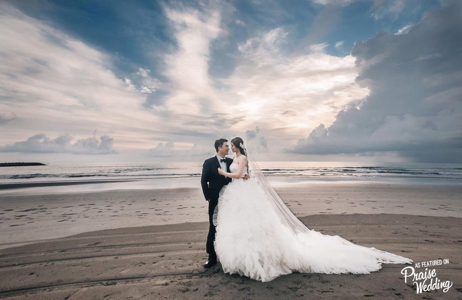 With natural seaside beauty as the backdrop, this wedding photo is bursting with enchantment!