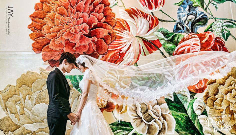 Wow! What a brilliant use of wall décor with blooming florals! So in love with this creative wedding photo! 