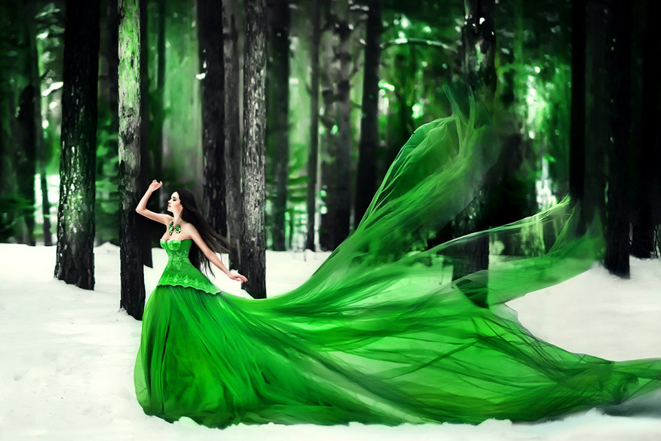Oh pretty! Fresh, lively, and confident, this green tulle gown looks extra stunning in the snow!