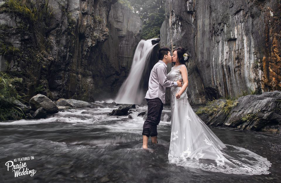 This wedding photo is beautiful like a painting! The waterfall and the wedding dress train flow in perfect harmony!
