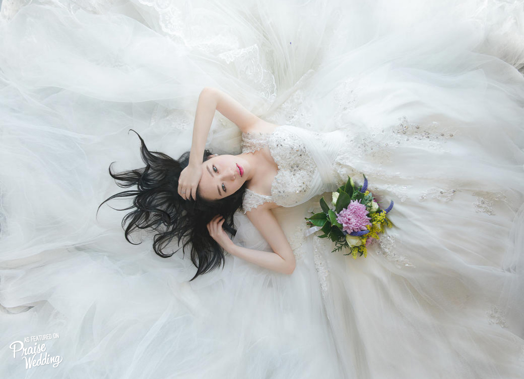 Black on white, the beauty of black hair! Fawning over this artistic bridal portrait!