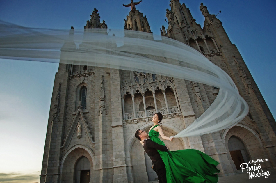 So in love with this Barcelona wedding photo, you can’t help but be drawn into its magic!
