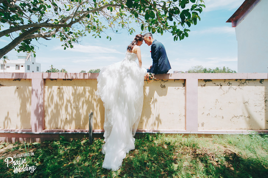 Fresh and romantic, this wedding photo is framed like a movie scene!