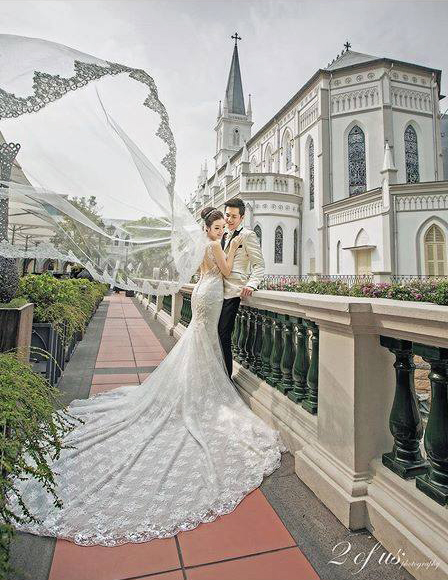Wow-ee! We'll be dreaming of this breathtaking wedding photo for days!