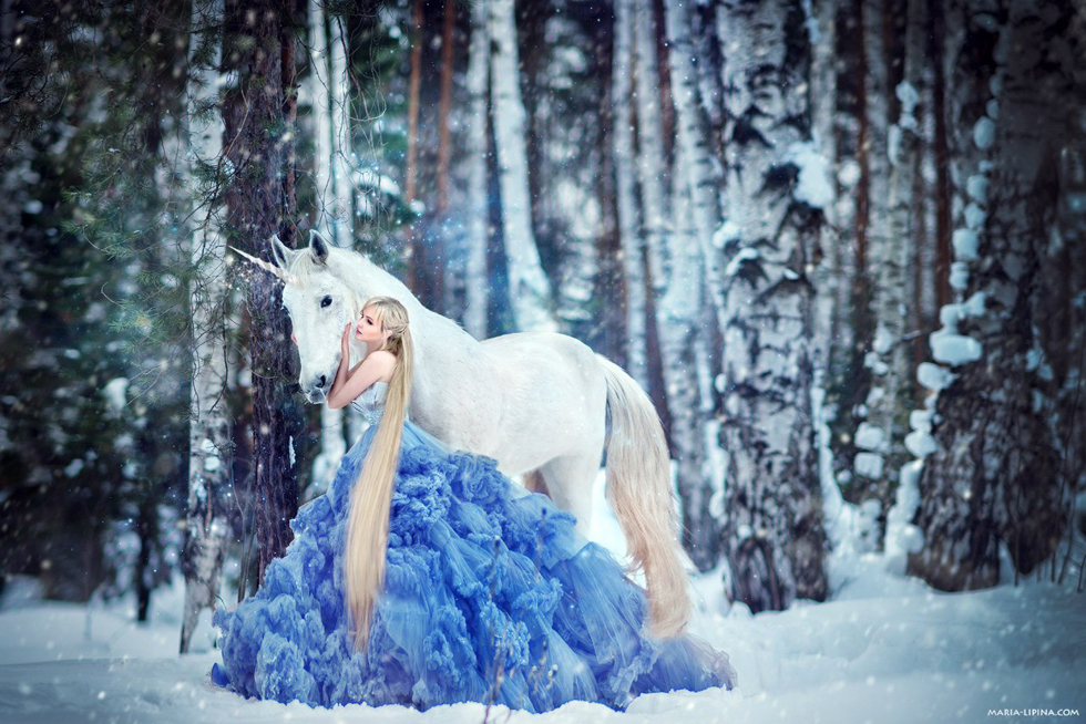 Creative bridal portrait in the snow featuring a Bride in blue, this is no doubt a real life fairytale!