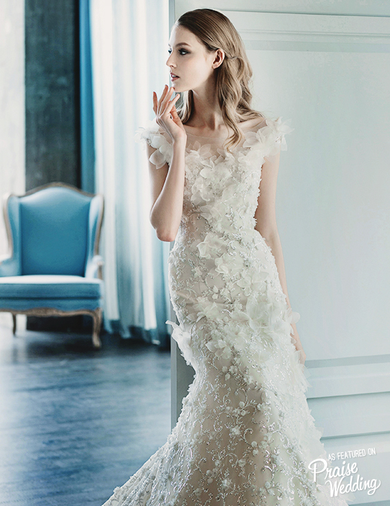 Oh, what a treat we have for you today! Bride Merci's body-hugging gown with 3D flowers unfolds like a dream!